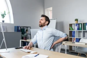 Bolečine v hrbtu zaradi sedenja in dela za računalnikom: Kako si pomagati?