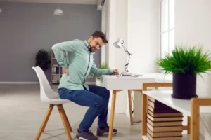 4 napake pri sedenju, ki škodijo vašemu hrbtu