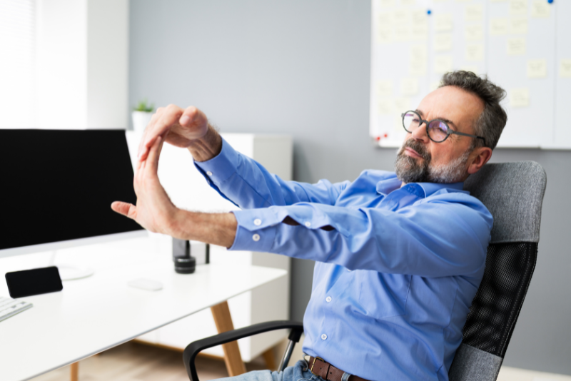 Hitre raztezne vaje v pisarni in navodila za izvajanje